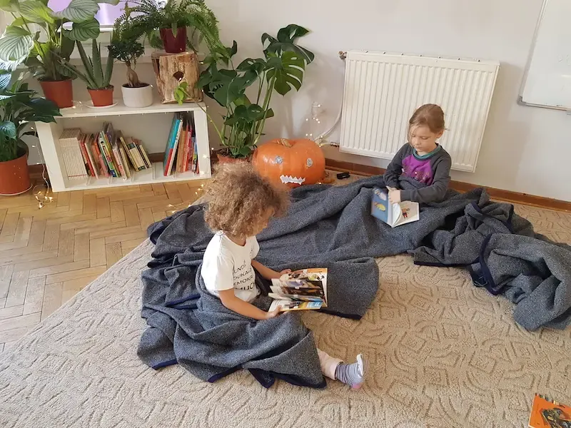 Dzieci z klas młodszych pracują razem przy stole