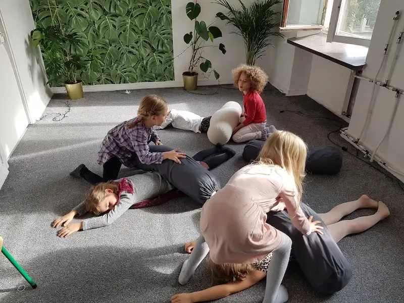Uczniowie podczas zajęć w grupie