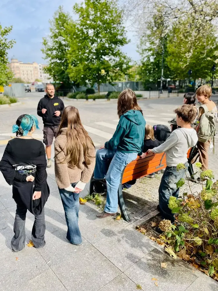 Uczniowie podczas spaceru historycznego po Łodzi