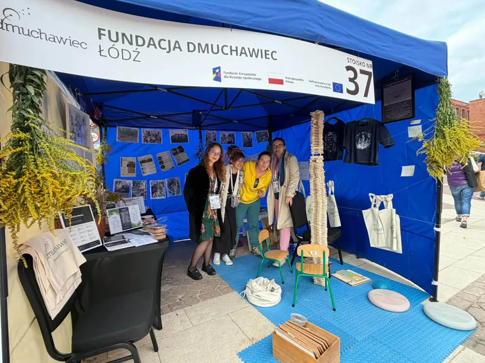 Stoisko Fundacji Dmuchawiec na targach w Manufakturze