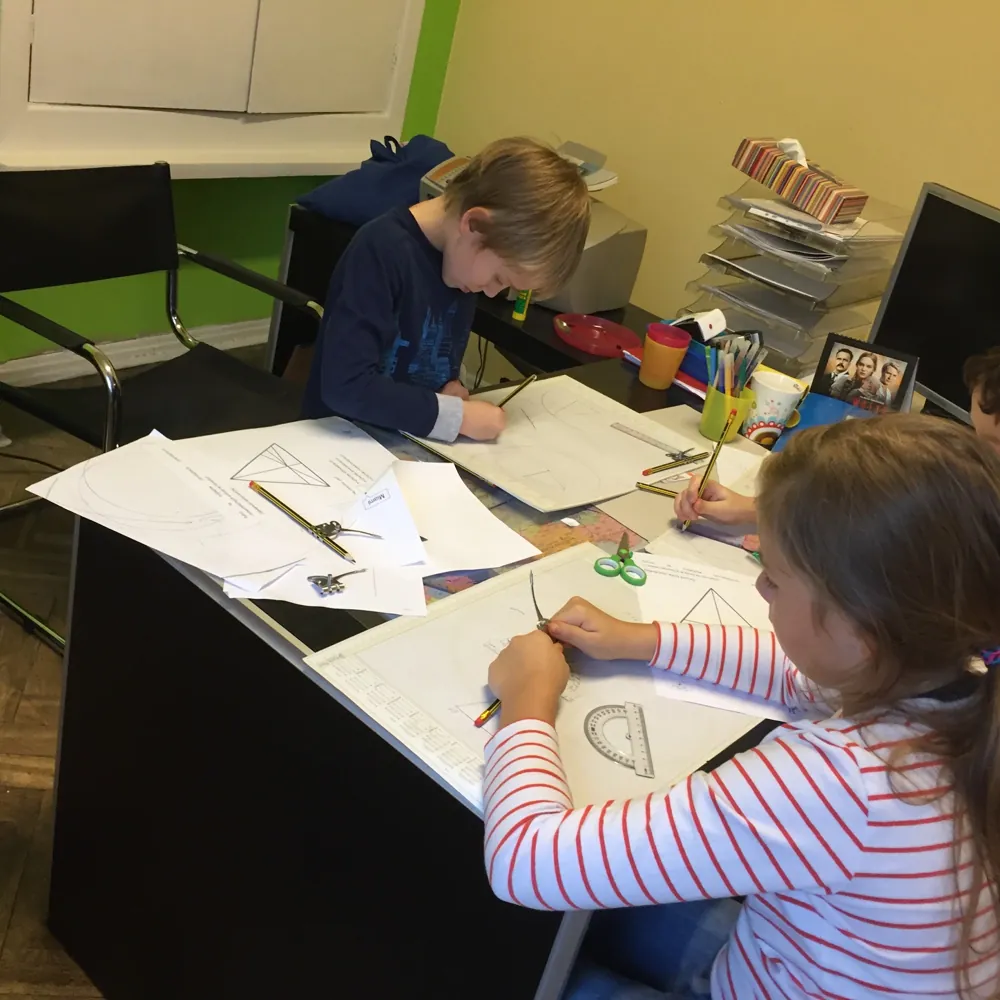 Zajęcia z matematyki przy biurku w sekretariacie