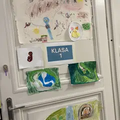Drzwi klasy 1 oklejone rysunkami dzieci
