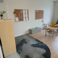 Dywan do kręgu i korkowe tablice w sali