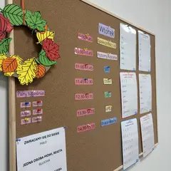 Korkowa tablica z planem dnia i jesiennym wiankiem
